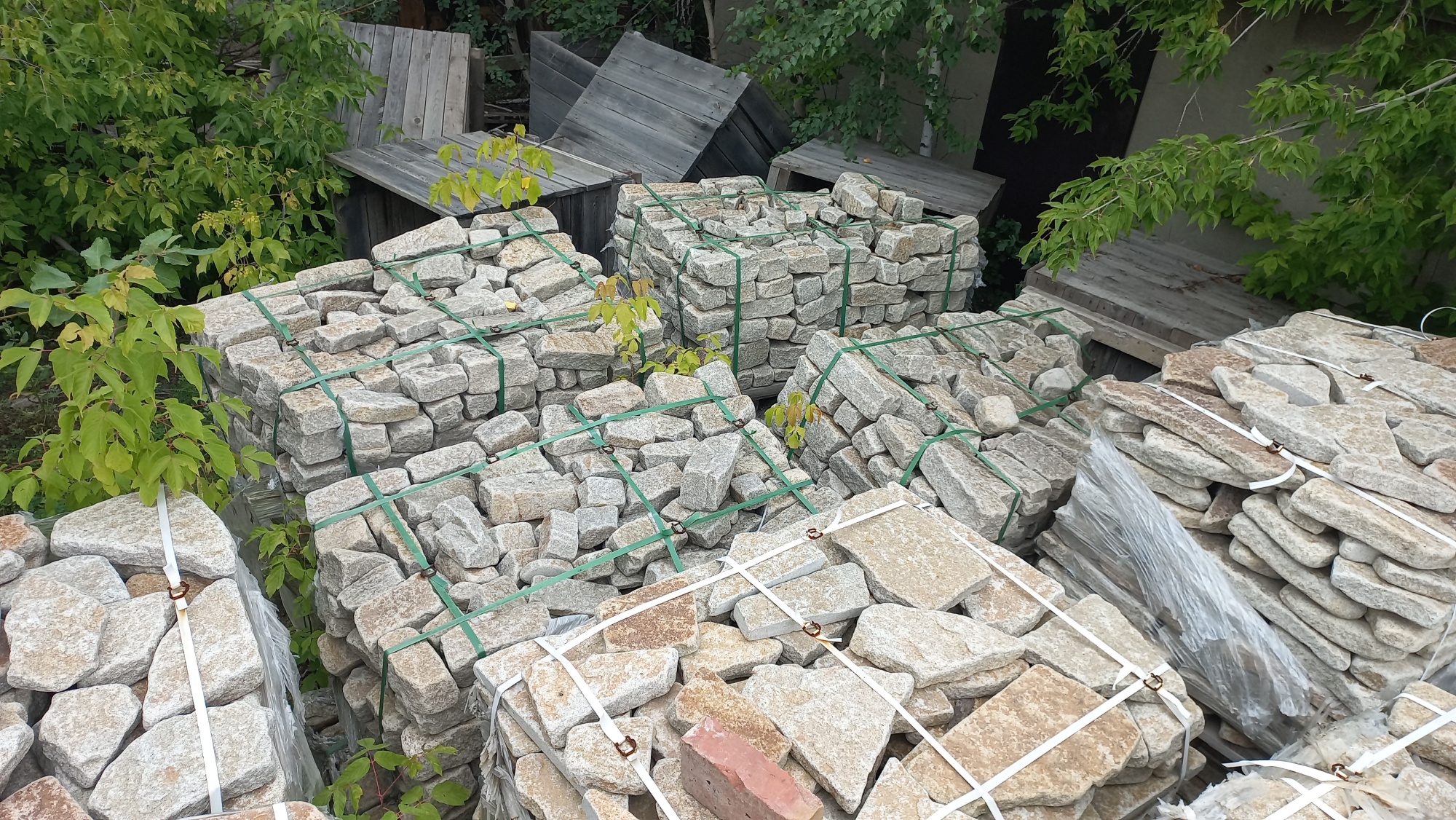 Плитняк галтованный гранитный для ландшафтного дизайна купить в Красногорске