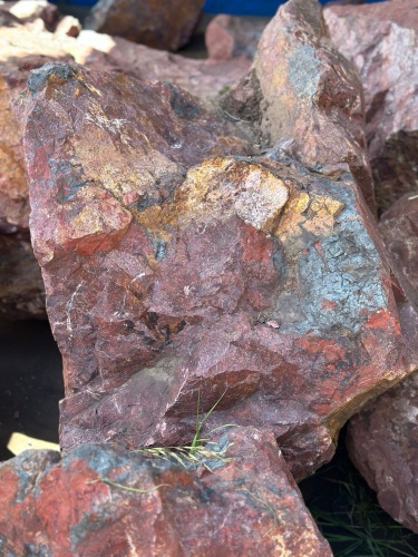 Камни для ландшафтного дизайна красно-фиолетовые 10-60 килограмм купить в Красногорске