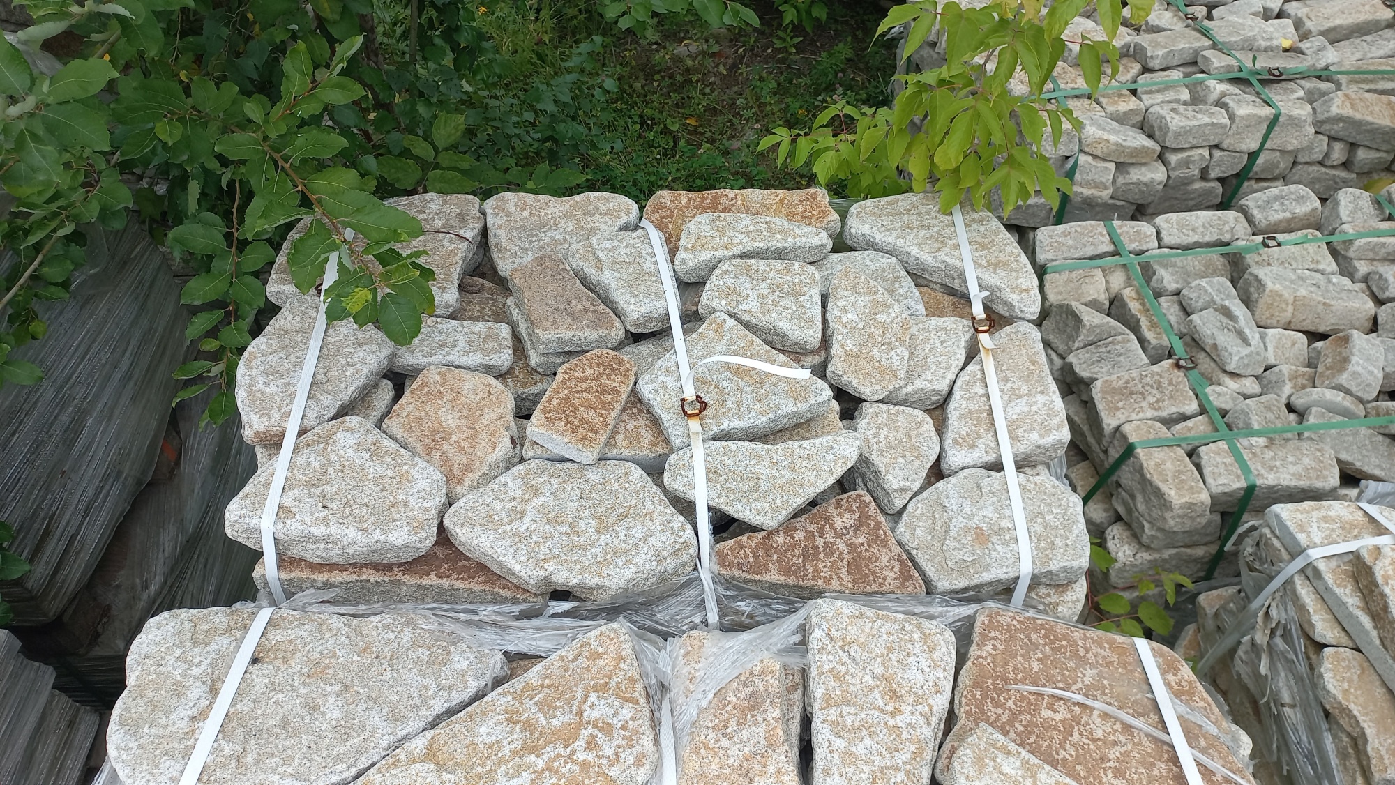 Плитняк галтованный гранитный для ландшафтного дизайна купить в Красногорске