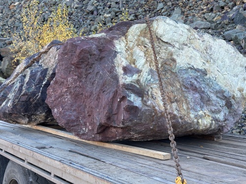 Огромные красно-фиолетовые валуны для ландшафтного дизайна весом более 5 тонн купить в Красногорске