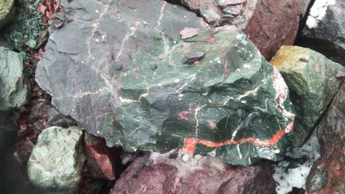 Гигантские зелёные валуны для ландшафтного дизайна весом более 5 тонн купить в Красногорске