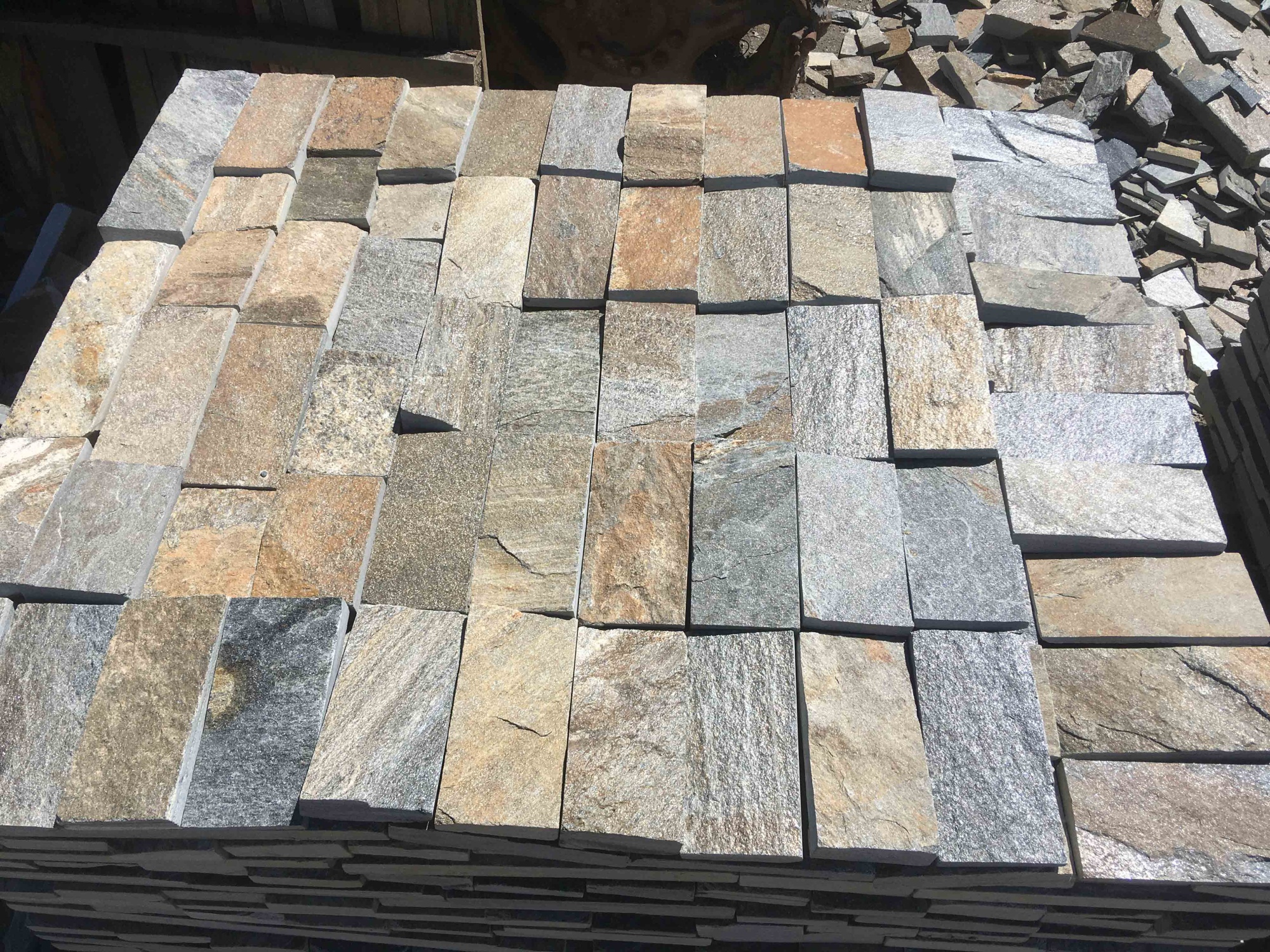 Плитка пилёная златолит Уральский для фасада купить в Красногорске