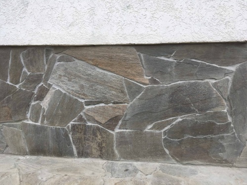 Плитняк златолит Уральский для цоколя, отмостки купить в Красногорске