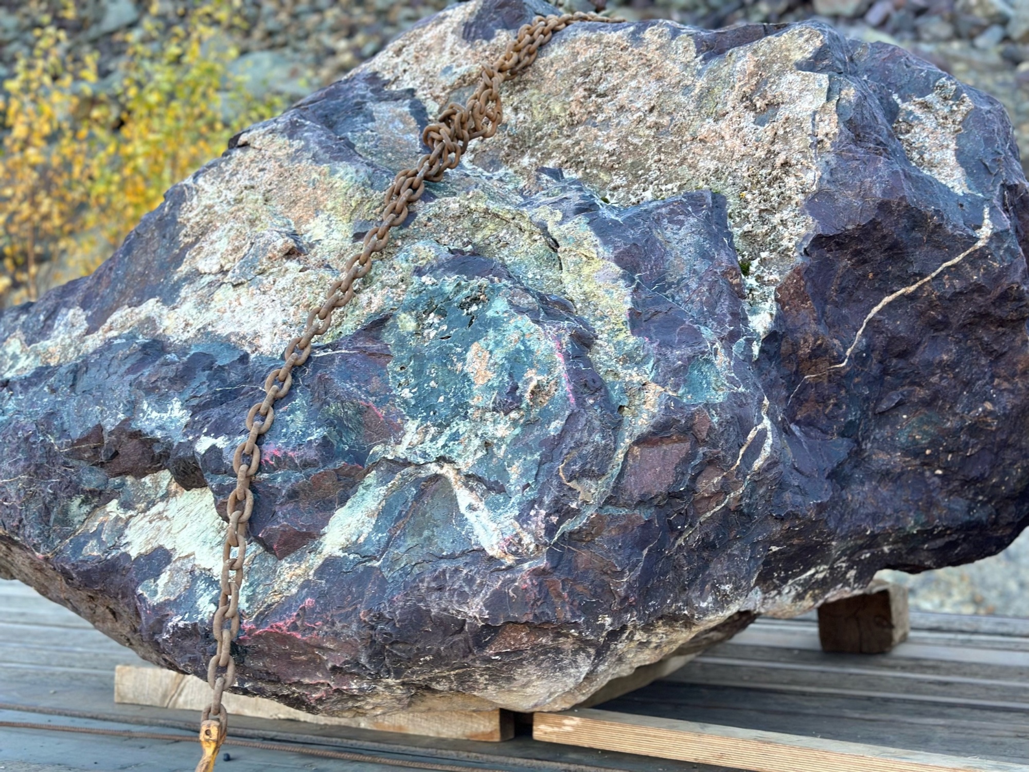 Огромные красно-фиолетовые валуны для ландшафтного дизайна весом более 5 тонн купить в Красногорске