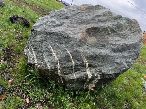 Гигантские зелёные валуны для ландшафтного дизайна весом более 5 тонн купить в Красногорске