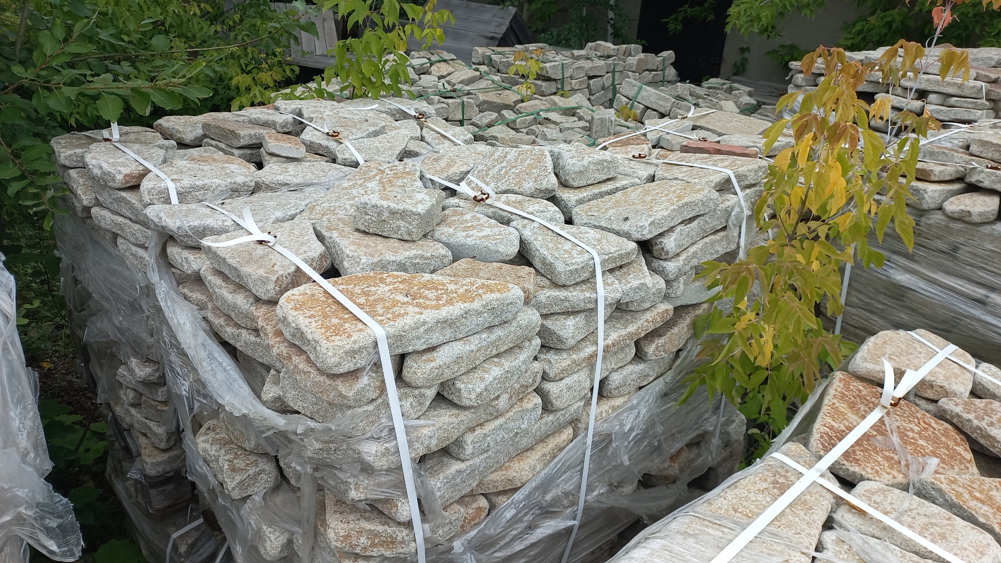 Плитняк галтованный гранитный для ландшафтного дизайна купить в Красногорске