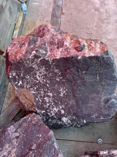 Камни для ландшафтного дизайна красно-фиолетовые 10-60 килограмм купить в Красногорске