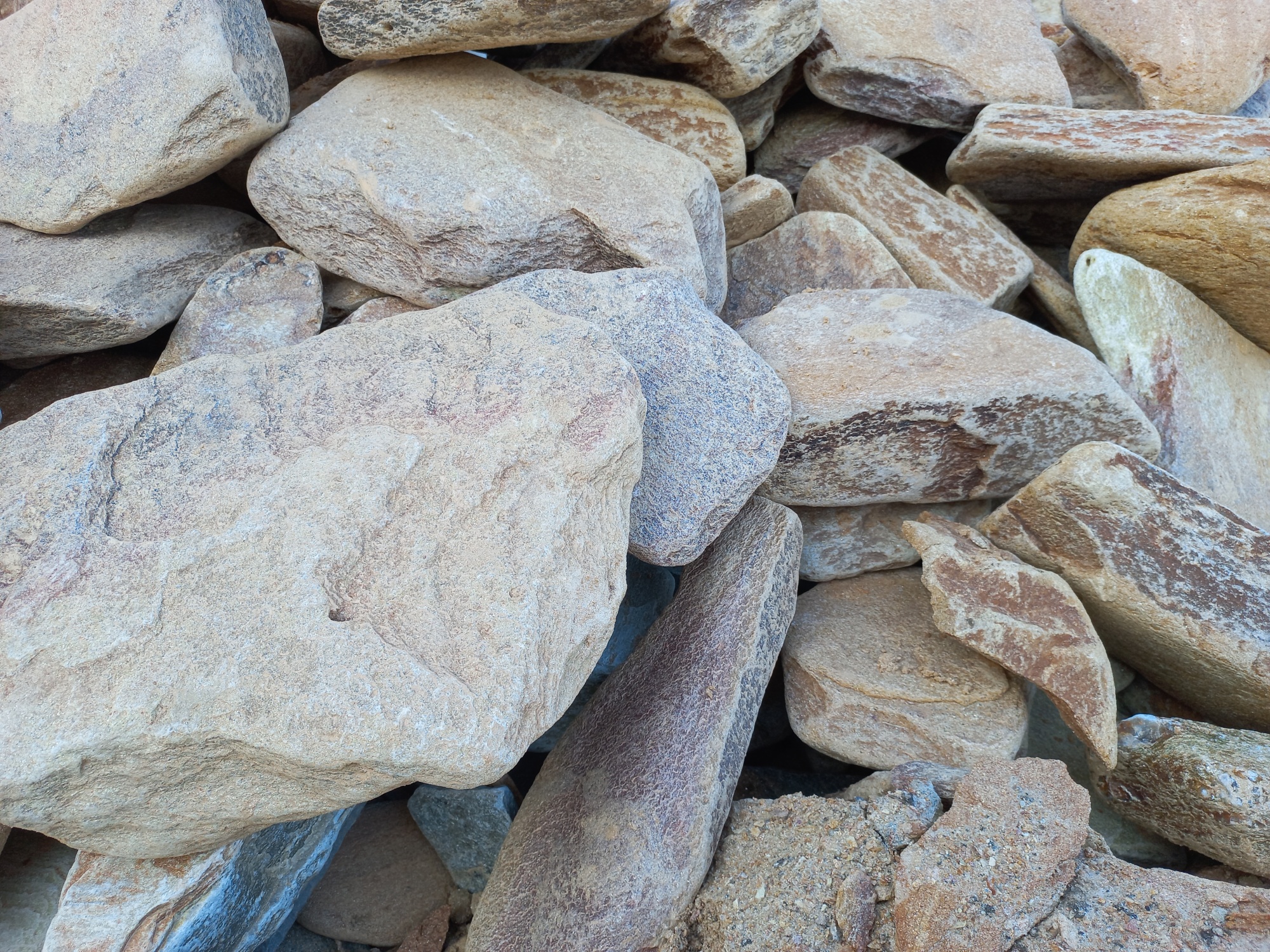 Златолит жёлтый, жёлто-зелёный глыбки и валуны для ланшафтного дизайна купить в Красногорске