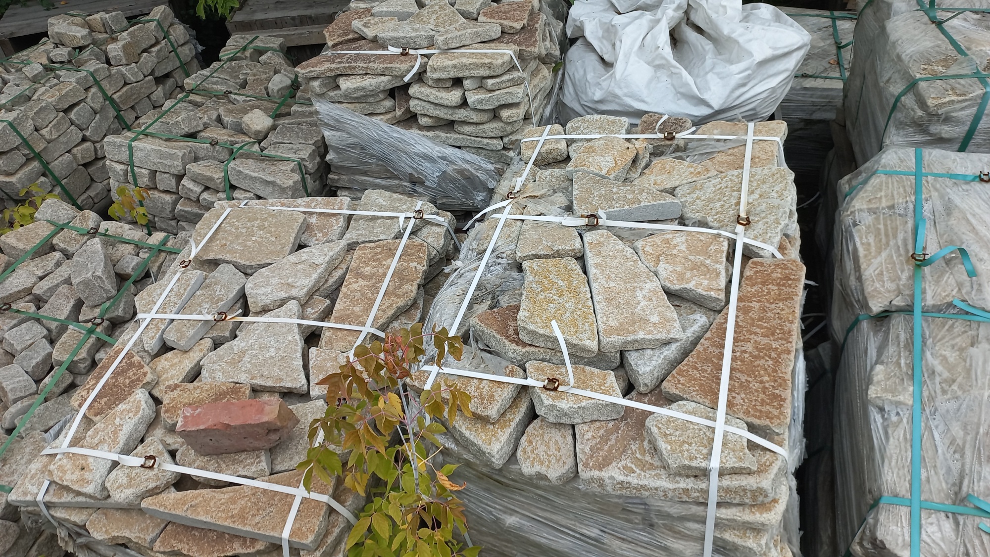 Плитняк гранитный галтованный купить в Красногорске