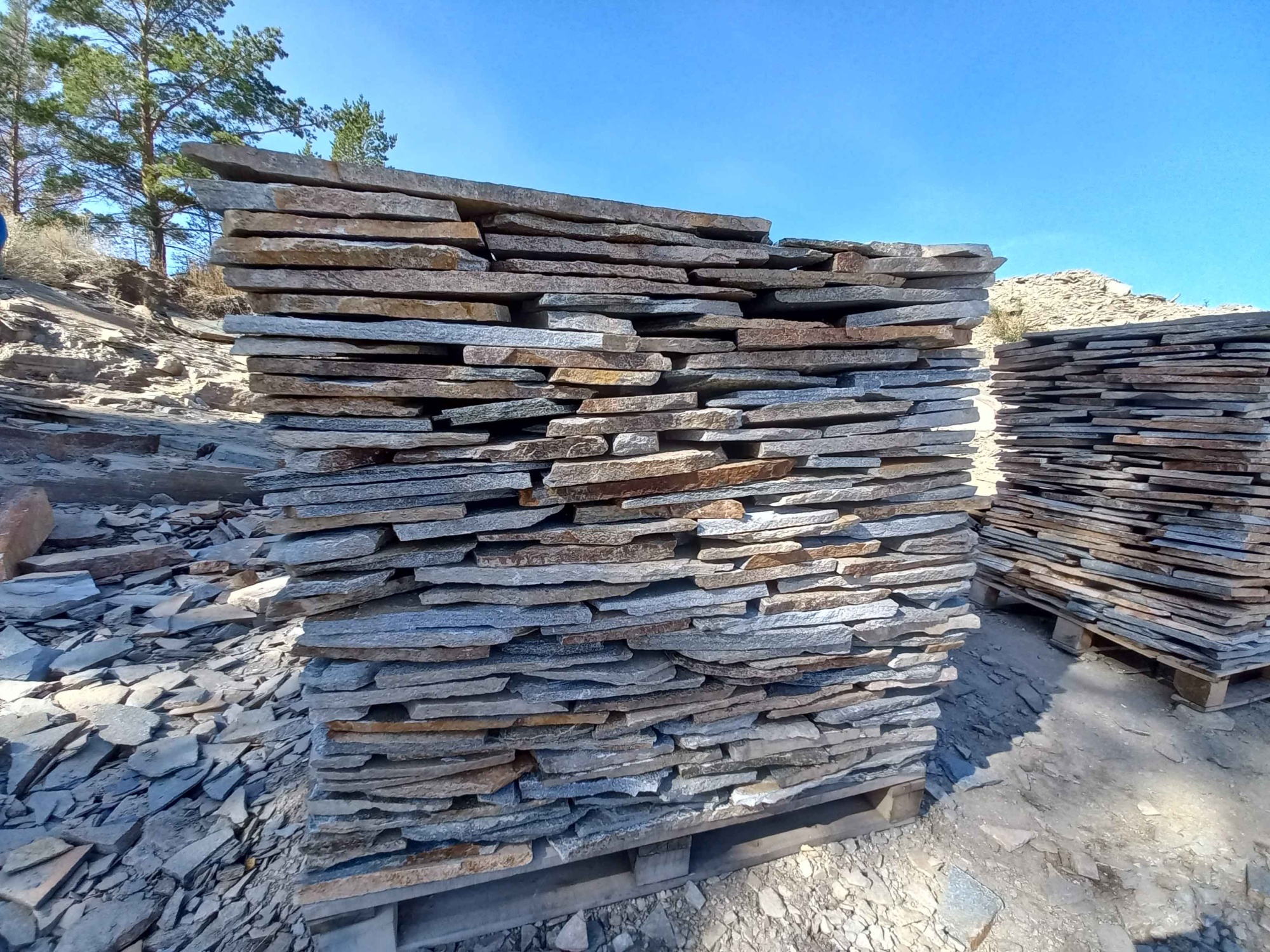 Плитняк златолит серебристый для фасада купить в Красногорске