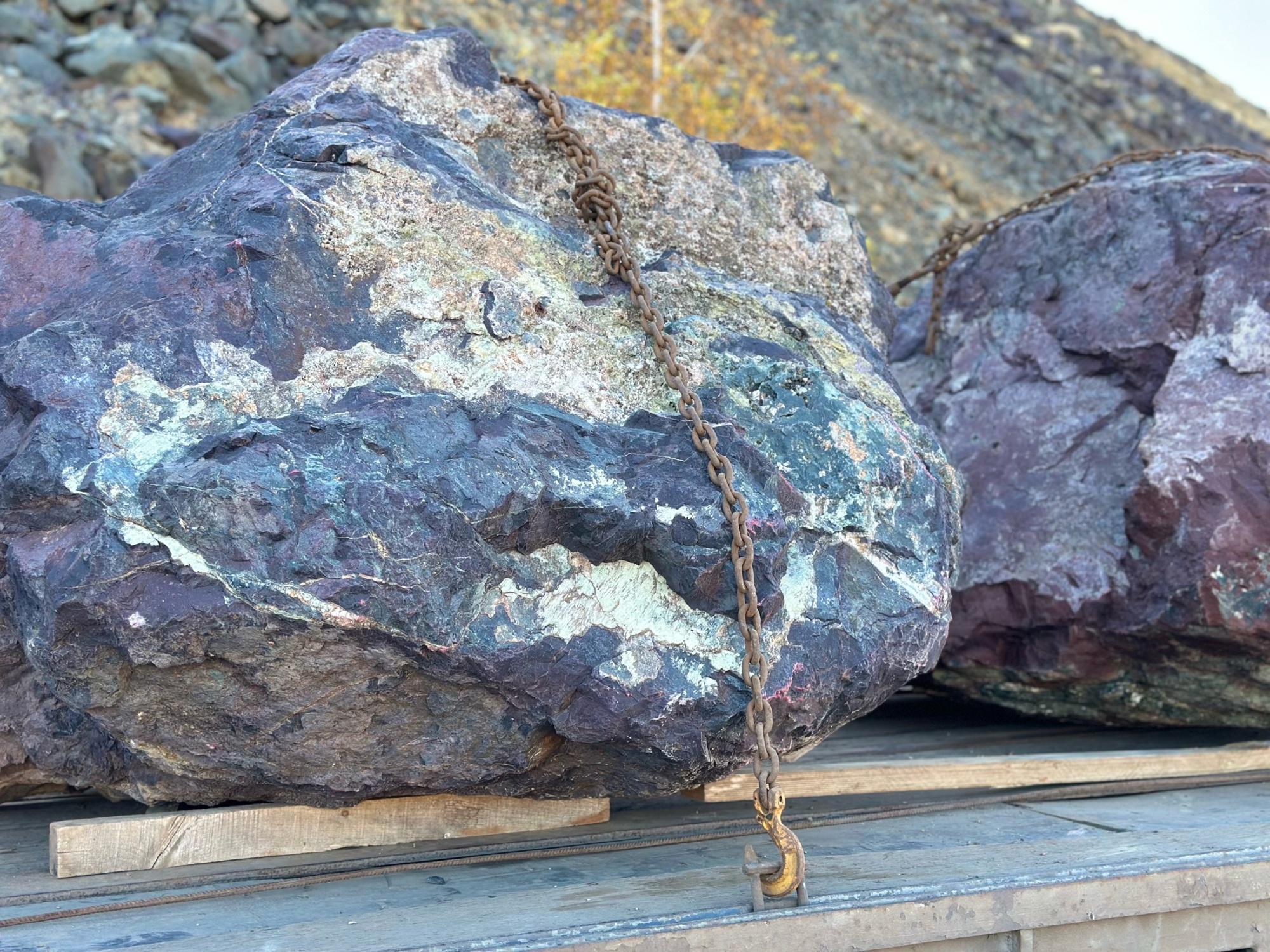 Огромные красно-фиолетовые валуны для ландшафтного дизайна весом более 5 тонн купить в Красногорске