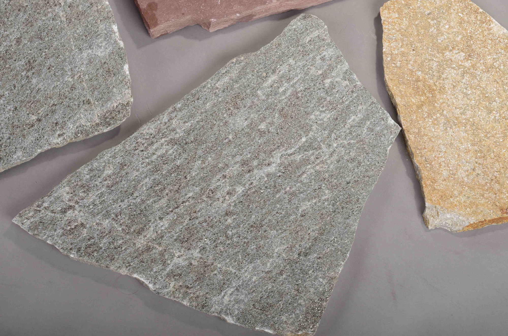 Плитняк златолит Уральский для цоколя, отмостки купить в Красногорске